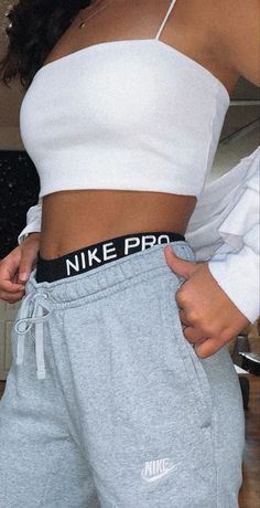 Nike Pro Under Sweatpants Outfit, Nike Pros Outfit, Nike Pro Outfit, Cute Nike Outfits, Trendy Outfits For Teens, Cute Preppy Outfits, Simple Trendy Outfits, Cute Everyday Outfits, Looks Chic