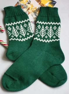 Looking for the perfect gift to warm your loved one's heart?  Look no further than our warm knitted winter socks adorned with a delightful white pattern.  These merino wool socks are more than just footwear; they're a warm hug for your feet and a heartwarming gesture for your special someone. In a world that sometimes feels too fast-paced, there's something truly special about receiving a pair of hand-knit socks in a little care package.  It's our favorite way to say, "I'm thinking of you!" Thes Lots Of Socks, Beautiful Baby Blanket, Merino Wool Socks, Bed Socks, Socks Christmas, Hand Knit Socks, Warm Christmas, Unisex Gift, Winter Socks