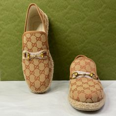 Les espadrilles Gucci sont une fusion parfaite entre le style luxueux et le confort décontracté. Fabriquées avec des matériaux de haute qualité, ces espadrilles incarnent l'élégance emblématique de la marque italienne. • État : A - Neuf • Taille : 38,5 • Couleur : Beige et marron • Vendu avec : Boîte et Dust Designer Beige Slip-on Loafers, Luxury Leather Sole Slip-on Espadrilles, Luxury Summer Loafers With Flat Heel, Luxury Summer Loafers, Elegant Beige Slip-on Espadrilles, Trendy Beige Espadrilles With Woven Sole, Luxury Round Toe Loafers For Spring, Luxury Spring Loafers With Round Toe, Designer Leather Sole Espadrilles For Spring