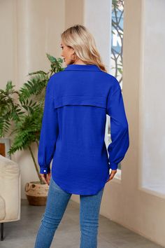 F00196926-405 Blue Collared Top With Roll-up Sleeves, Long Sleeve Solid Tops With Roll-up Sleeves, Solid Long Sleeve Tops With Roll-up Sleeves, Blue Relaxed Fit Solid Color Shirt, Solid Collared Shirt For Fall, Solid Shirt With Collared Neckline For Fall, Blue Button-up Shirt With Roll-up Sleeves, Blue Tops With Button Closure And Casual Collar, Oversized Blue Button-up Shirt