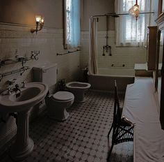 a bathroom with two sinks, toilet and bathtub