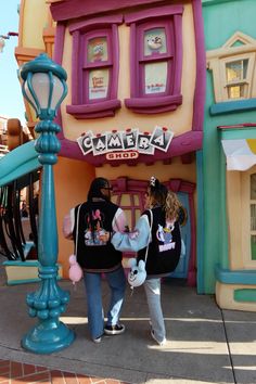 disneyland, vintage disney, disney outfit, bestie disneyland outfits, bestie disneyland, disney besties, disney parks, disneh Disney Besties, Disneyland Vintage, Disneyland Outfits, Disney Outfit, Disney Disney, Friend Goals, Pretty Selfies, Vintage Disney