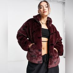 Nike Faux Fur Plush Printed Jacket In Burgundy Red Sz S Brand New With Tags. Msrp $185. Zip Up This Roomy, Fluffy Jacket When Temps Are Dipping For Extra-Cosy Warmth. Faux Fur On The Outside And A Smooth Woven Lining Make It Great For Layering, While Elastic At The Cuffs Helps Keep The Cold Out. Product Details (From Nike Website): 100% Polyester Stand-Up Collar Front Zip Closure Elastic Cuff Sleeves Front Hand Pockets Color: Burgundy Crush/Black/Black Model Is Wearing Size S And Is 5'8" (173cm Nike Coat, Burgundy Nikes, Fluffy Jacket, Printed Jacket, Fringe Jacket, Casual Jackets, Monogram Design, Print Jacket, Workout Jacket