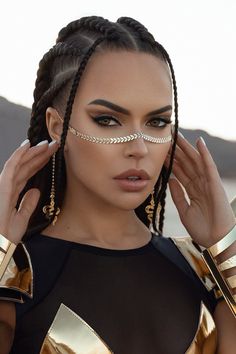 Stunning Chain Hairstyles for a Bold Look Gold Face Chain, Futuristic Face Jewelry, Goddess Hair Accessories, Snake Head Piece, Arabian Headpiece Jewelry, All Gold Outfit, Designer Jewelry High End, Head Jewelry Headpieces, Mask Chain Beads