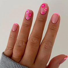 Short Gel Nails Summer Pink Flower, Gel Nails Inspiration Short, Dip Gel Nails Art Designs, Tiny Flower Nail Designs, Trendy Nails For Short Nails, Nail Designs No Extensions, Simple Designs For Short Nails, Summer Gel Nails Ideas Short Almond, Nail Inspiration For Short Nails