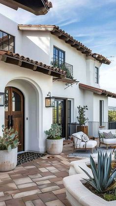 California Casual Home Exterior, Spanish Garden Hacienda Style, Spanish Modern Homes, Small Spanish House, Spanish House Exterior, Arched Doorways