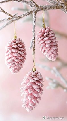 35 Inspiring Pink Christmas Decorations - The Garden Style Pink Christmas Aesthetic, Sage Christmas, Frosted Pinecones, Pink Christmas Decor Ideas, Outdoor Christmas Tree