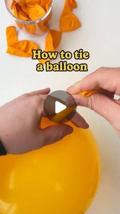 Easiest Way To Tie A Balloon, How To Tie A Balloon Knot Easy, Balloon Tie Hack, Balloon Hacks Diy, Balloon Tying Hack, How To Tie A Balloon, Balloon Crafts Diy, Balloon Decoration Diy, Balloon Tricks