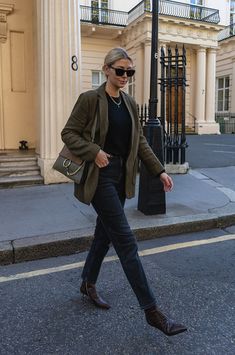 Khaki And Black Outfit, Olive Blazer Outfit, Khaki Blazer Outfit Women, Olive Green Blazer Outfit, Khaki Green Outfit, Khaki Blazer Outfit, Green Bag Outfit, Khaki Green Blazer, Blazer Outfits Women