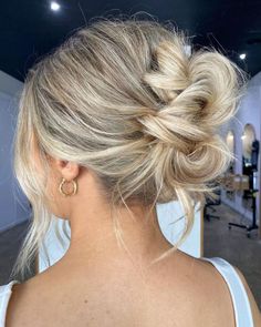 Bridesmaid Hair Inspo, Bridemaids Hairstyles, Wedding Hair Up, Guest Hair, Bridesmaid Hair Makeup, Messy Updo, Ball Hairstyles, Up Dos For Medium Hair, Wedding Guest Hairstyles