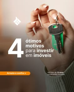 a person holding a key in their hand with the words 4 otmos motivos para investir en imovieis