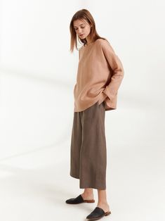 "RILEY is a wide leg cropped linen culottes. DETAILS - Cropped length - Seam pockets - Wide leg - Elasticated waist - 100% lightweight European linen fabric - Cut and sewn to order just for you in our studio COLOR - Cocoa, you can also choose other colors above SIZING & FIT - Fits true to size - Model is 5'8.9\" / 175cm and wearing a size XS CARE FOR LINEN - Machine wash up to 30ºC/86ºF gentle cycle - Lay flat to dry or tumble dry low - Warm iron if needed - Do not bleach SIZE GUIDE Size conversion guide Size XS (US 0-2, IT 36-38, UK 4-6, Japan 3-5, France 32-34) Size S (US 4-6, IT 40-42, UK 8-10, Japan 7-9, France 36-38) Size M (US 8-10, IT 44-46, UK 12-14, Japan 11-13, France 40-42) Size L (US 12-14, IT 48-50, UK 16-18, Japan 15-17, France 44-46) Size XL (US 16-18, IT 52, UK 20-22, Japan Linen Camisole, Linen Culottes, Wide Leg Linen Trousers, Linen Tunic Tops, Studio Color, Womens Trousers, Linen Tunic, Linen Blouse, Pantalon Large