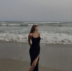 Beach Dress Photoshoot, Expensive Dinner, Beach Photo Inspiration, Black Women Dress, Street Cats, Tight Dress Outfit, Prom Poses, Summer Picture Poses