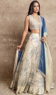 Plane Lengha Design, Lengha Modern Pakistani, Full Hand Lehenga, Light Color Lehenga, Grey Lehenga Color Combos, Monotone Lehenga, Reception Outfit For Bride Sister, Off White Lehenga Combination, Floral Indian Outfit