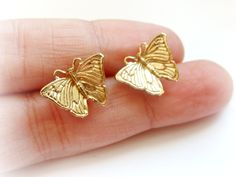 This is an adorable and lovely studs earrings. So cute and simple you'll want to wear it everyday! I use 925 silver posts and clasp. Dainty Clip-on Earrings For Gift, Small Gold Cute Earrings, Cute Cartilage Earrings, Butterfly Stud Earrings, Earrings Butterfly, Insect Jewelry, Cartilage Earring, Butterfly Earrings Stud, Butterfly Jewelry