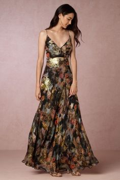 Metallic floral maxi dress for fall wedding guest attire Fall Formal Dresses, Wedding Guess Dress, Fall Floral Dress, New Party Dress, Fall Wedding Guest Dress, Guest Attire, Scrap Fabric, Wedding Attire Guest, Guess Dress