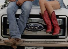 Truck Photoshoot Ideas, Country Photoshoot Ideas, Cowgirl Life, Elsie Silver, Miley Stewart, Cowboy Romance, Cowboy Aesthetic, Country Couples, Cowboy Baby