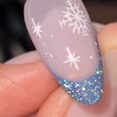 Chantelle Vermont on Instagram: "TOP TIPS 👇🏽 Nail art can be tricky... but hopefully these tips will help... snowflake season is coming! FULL snowflake and Christmas tutorials available RIGHT NOW over on www.clawgasmic.com Link in our bio to join @clawgasmic - use an art gel or a highly pigmented gel polish! This will make your life so much easier, I tend to go for art gel as it's thicker so easier to control! - buff up the surface before you start drawing, this will also give you more control over the product and prevent bleeding - steady yourself with your little finger on your client and pop your elbows/elbow on the desk so you can help keep yourself super still and in control of your brush - take your time! - work the product into your brush so each bristle is coated - thin Christmas Snow Flake Nails Acrylic, Snowflake Nail Art Tutorial, How To Do Snow Flakes On Nails, How To Paint A Snowflake On Nails, Snowflakes On Nails How To Paint