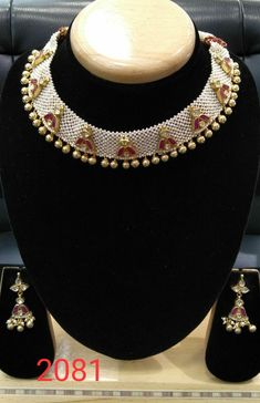 Pacchi kundan  Available at Ankh Jewels  For booking WhatsApp on +91 9619291911.... Jewellery For Men, Flower Costume, Kundan Jewellery Set, African Necklace, Indian Jewellery Design Earrings, Gold Pendant Jewelry