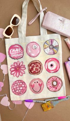 Gift Bag Drawing Ideas, Totebags Painting Ideas, Cute Diy Tote Bag Designs, Totebag Painting Ideas Aesthetic, Art Crafts For Teens, Painted Tote Bags Ideas, Diy Painted Tote Bag Ideas