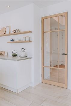 Eiken houten deur van Indu-doors in een scandinavisch interieur. Eiken deur van massief eiken. Helemaal op maat. Japandi Interior Doors, Scandinavian Interior Doors, Door To Basement, Japandi Door, Scandinavian Doors, Casa Country, Kitchen Door, Home Doors, Internal Doors