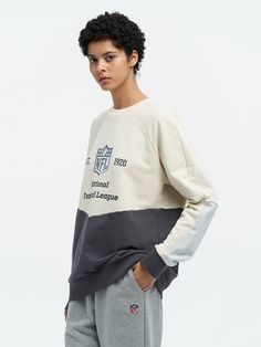 Editor's NotesNFL’s sweatshirt features semi-oversized fit and logo graphic print and embroidery in front.- Crewneck design- Color block sweatshirt- Semi-oversized fit- Long sleeves- Ribbed cuffs- Logo graphic print and embroidery in frontMeasurements(in.)90 / 95 / 100 / 105- Length: 26.0in. / 26.8in. / 27.6in. / 28.3in.- Chest: 40.2in. / 42.1in. / 44.1in. / 46.1in.- Sleeve: 33.5in. / 34.3in. / 35.0in. / 35.8in.*Model Info: 5’9’’ Shoes KR250mm(US7) Fitting Size (Top) 100 (Bottom) 75Composition & Varsity Crew Sweatshirt With Logo Print, College Drop Shoulder Graphic Sweatshirt, College Graphic Print Drop Shoulder Sweatshirt, Collegiate French Terry Sweatshirt For Streetwear, French Terry Collegiate Sweatshirt For Streetwear, Oversized Sporty Sweatshirt With Embroidered Graphics, Embroidered Graphics Sweatshirt For Sports Season Streetwear, College Style Sweatshirt With Logo Print And Crew Neck, Sports Season Embroidered Sweatshirt For Streetwear