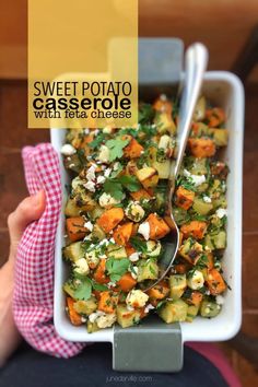 Feta cheese and sweet potato casserole with olive oil and dried thyme... What a color and flavor overdose! And what a healthy lunch idea. Thanksgiving Potatoes Side Dishes, Sweet Potatoes Broccoli, Red Sweet Potato, Broccoli Feta, Meatless Food, Kitchen Princess, Thanksgiving Potatoes, Best Sweet Potato Casserole, Potatoes Broccoli