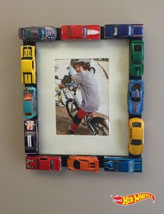 Customize your own picture frame using Hot Wheels cars with this simple arts and crafts project. Find easy-to-follow instructions here. Hot Wheels Crafts, برق بنزين, Diy Toys Car, Wheel Craft, Cars Room, Matchbox Cars, Car Projects, Toy Cars, Boy's Bedroom