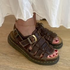 Sandals Aesthetic, Dr Martens Sandals, Thrifty Fashion, Minimalist Wardrobe Essentials, Dr Martens Style, Vintage Style Shoes, Fisherman Sandals, 1990's Fashion, Chunky Sandals