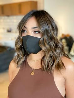 Brown Balayage For Short Hair, Lobs With Middle Part, Brown And Caramel Balayage Short Hair, Best Hair Colour For Short Hair, Shoulder Length Fall Hair Brunettes, Balage Hair Brown Short, Short Black Hair With Brown Balayage, Highlight Brown Short Hair, Short Balage Hair