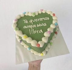 a heart shaped cake with the words te queremos anquive seas libra written on it