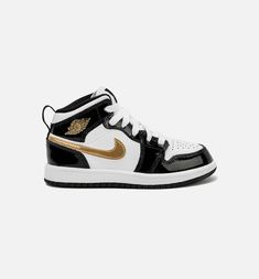 This iteration pays homage to the original 2003 design, boasting Black, Metallic Gold, and White tones. The shoe flaunts a White leather upper complemented by Black patent leather overlays. Notably, Gold accents grace the Swoosh logos, Wings, and tongues. A White midsole and Black rubber outsole round off the aesthetic. Black And Gold Jordans, Jordan Gold, Jordan Retro 1, Nike Gold, Gold Shoes, Air Jordan 1 Mid, Air Jordan 1 Retro, Jordan 1 Retro, Nike Jordan