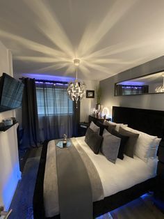 Idea Bedroom, Mens Bedroom Decor, Lights Room, Black Bedroom Decor, Decorations Lights, Decorations Bedroom, Grey Bedroom Decor, Lights Ideas, Luxury Room Bedroom