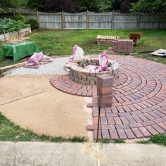 Circle Brick Fire Pit, Brick Fire Pit Ideas Backyard, Round Patio Ideas, Circle Patio, Outdoor Fire Pit Area, Brick Fire Pit, Diy Backyard Patio, Outdoor Fire Pit Designs, Outdoor Fireplace Designs