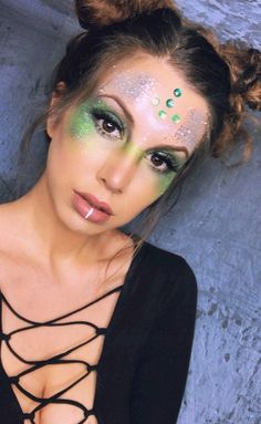 Simple Alien Makeup, Alien Costume Diy, Diy Alien Costume, Space Alien Costume, Alien Costume Women, Vampire Costume Diy, Pirate Costume Diy