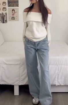 White Jean Autumn Outfit, Sweater Off Shoulder Outfit, Soft Basic Outfits, White Longsleeves Outfit Women, Cute Outfits For Paris, Inspo Outfits Invierno, Outfits Aesthetic Invierno, Cute Outfits For School Winter, Basic Outfits Minimalist Wardrobe