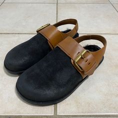 Brand New Without Tag. Free People Faux Fur Lining. Leather Upper And Back Strap. Princeton Gucci Style / Birkenstock. Size 38eu Or 7.5us. Made In India. Rare Find. Brown Synthetic Mules With Leather Footbed, Brown Flat Heel Sandals For Work, Black Leather Mules With Textured Footbed, Brown Closed Toe Sandals For Work, Brown Closed Toe Sandals For Office, Leather Sandals With Round Toe And Leather Trim, Black Synthetic Mules With Buckle Closure, Synthetic Round Toe Sandals For Work, Brown Sandals With Suede Lining And Round Toe