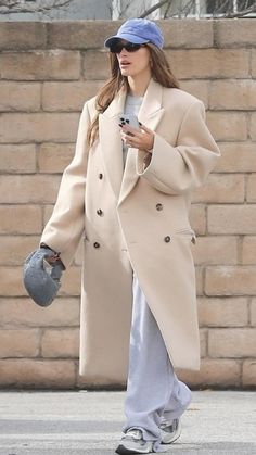 Hailey Bieber Chic Style, Hailey Bieber Winter Style, Nike 550, Nyc Socialite, Hailey Bieber Fashion, 550 New Balance, Supermodel Outfits, Hailey Baldwin Street Style, Dunk Nike