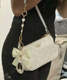 Handbag With Bow, Cute Vintage Purses, Coach Bag Charm Ideas, Cute Coach Bag, Pretty Bags Aesthetic, Aesthetic Coach Bag, Cute Coach Purses, Purses In Closet, Cute Coach Bags