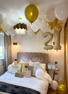 21st Bday Balloons, 21st Birthday Diy Decorations, 21 Gold Balloons, Vision Board 21st Birthday, 21st Birthday Aesthetic Decor, 21st Birthday Balloon Ideas, 21 Birthday Ideas Decoration, 18th Birthday Balloons, 21st Birthday Decorations At Home