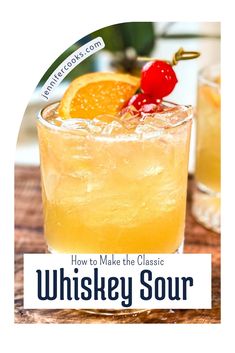 an image of a drink with the title how to make the classic whiskey sour on it