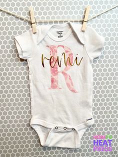 Circuit Onesie Ideas, Baby Onesie Cricut Ideas, Diy Onesies Cricut, Baby Girl Cricut Ideas, Diy Baby Onesies Girl, Baby Girl Onesie Ideas, Cricut Baby Projects, Baby Onsies Ideas Girl, Baby Onesies Ideas