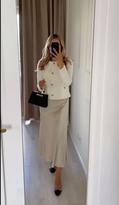 Modest Fashion Elegant, Old Money Grey Outfit, Classic Outfits For Women Classy, Maxi Skirt Outfit Office, Old Money Outfits With Skirt, Old Money Skirt Outfits, Lawyer Outfits Women, Summer Outfits Old Money, Polished Outfits