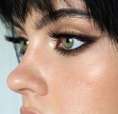 Makeup Hooded Eyes, Foundation Ideas, Maquillage On Fleek, Makeup Looks For Green Eyes, Smokey Eyeliner, Black Smokey, Cat Eyeliner, Swag Makeup