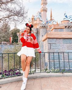 Disneyland Christmas Outfits Women, Disneyland Valentines Day Outfit, Christmas Time Disneyland Outfits, Women’s Christmas Disney Outfit, Disney Fits Aesthetic Winter, Disney Outfits Winter, Disneyland Outfit Winter