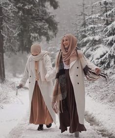 Classy Winter Coat, Hijabi Winter Outfits, Classy Hijab, Winter Coat Outfit, Fur Coat Outfits, Simple Winter Outfits