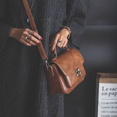 Retro Handbags, Brown Satchel, Brown Crossbody Bag, Handbag Vintage, Black Satchel, Lv Bags, Trendy Handbags