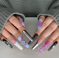 Aesthetic Nails Hello Kitty, Nails Hello Kitty, Golden Nails, Aesthetic Nails, Crazy Nails, Luxury Nails, Manicure Y Pedicure