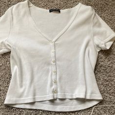 Great Condition, No Flaws! Next Day Shipping (Besides Sunday) Offers Welcome Bundle To Save White V-neck Top With Buttons, Comfort Clothes, Paris T Shirt, Wrap Crop Tops, Flowy Shorts, Crochet Halter Tops, Levi Jeans 501, Brandy Melville Tops, African American Women