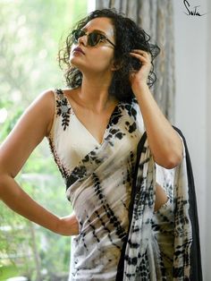 Tye Dye Saree, Lettuce Coral, Sleeveless Blouse Designs, Saree Jackets, Designer Sarees Wedding, Inner Work, Fashion Blouses, Saree Style, Coral Blouse